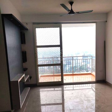 Room in 3 BHK Apartment at Parker White Lily, Sector 8 – for Rent