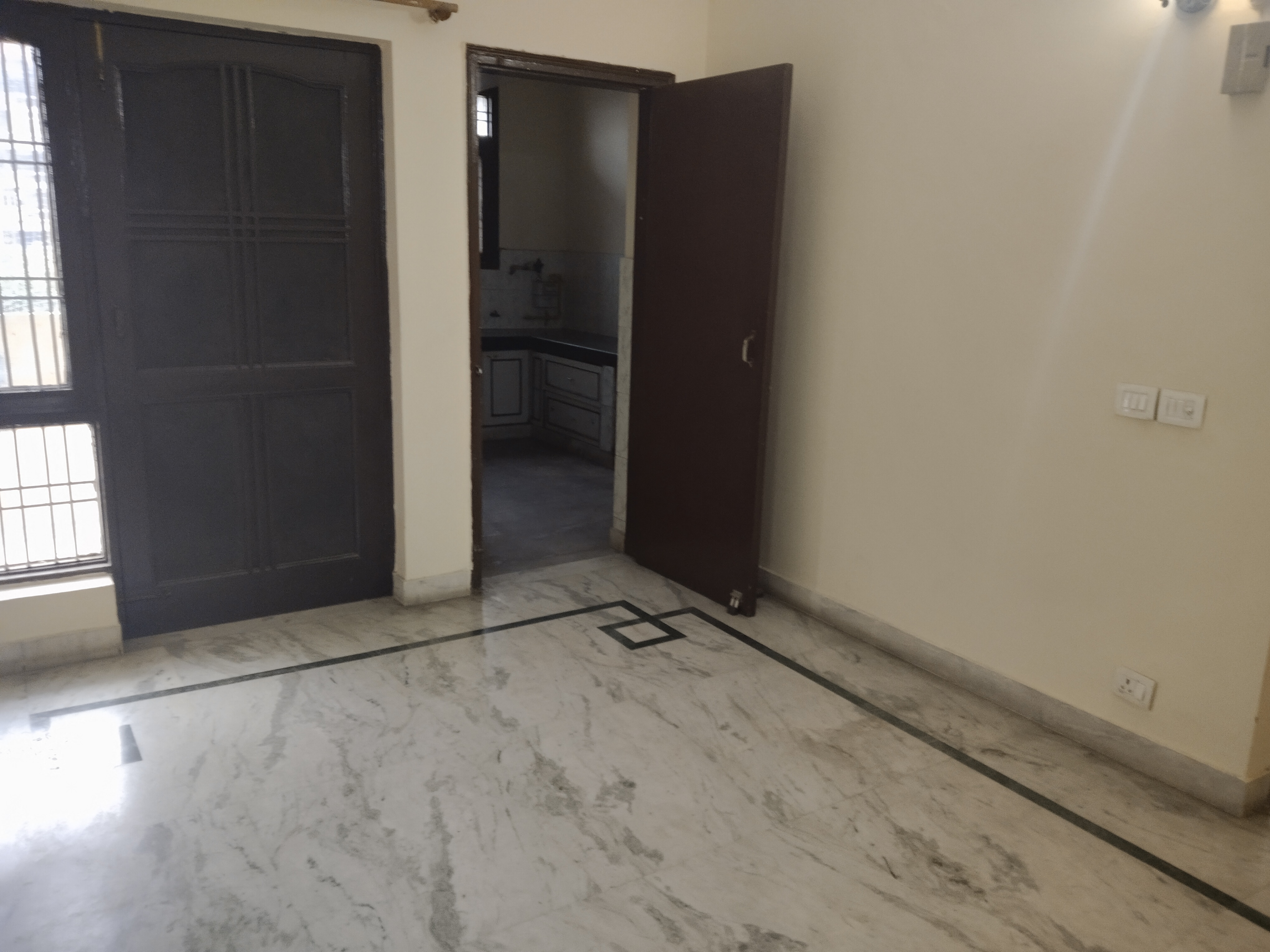 3 BHK + Servant Room Apartment For Rent in Sector 21c Faridabad 
