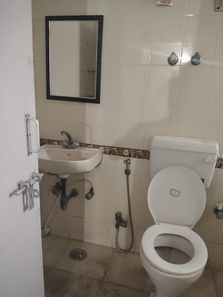 Attached Bathroom, sector 21c 3 Bedroom 1450 Sq.Ft. Apartment In Sector 21c Faridabad 9039060