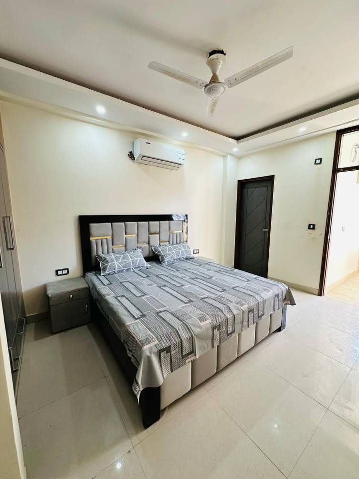 3 BHK + Servant Room Builder Floor For Rent in Dlf Phase 2 Builder Floor