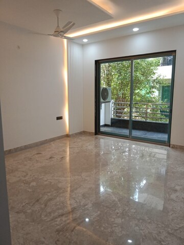 Room in 3 BHK Builder Floor at Unitech South City 1, South City 1 – for Rent