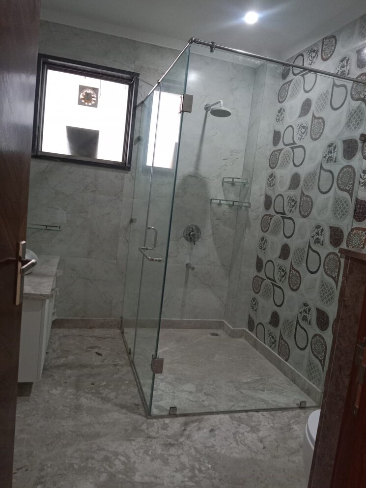 Bathroom, unitech-south-city-1 3 Bedroom 300 Sq.Yd. Builder Floor In South City 1 Gurgaon 9039102