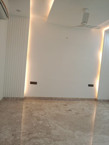 Room in 3 BHK Builder Floor at Unitech South City 1, South City 1 – for Rent