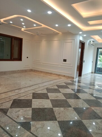 Building Lobby in 3 BHK Builder Floor at Unitech South City 1, South City 1 – for Rent