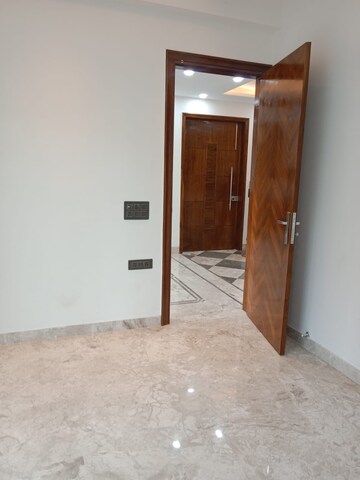 Room in 3 BHK Builder Floor at Unitech South City 1, South City 1 – for Rent