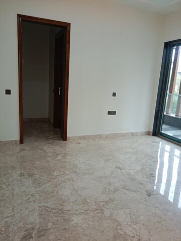 Room in 3 BHK Builder Floor at Unitech South City 1, South City 1 – for Rent