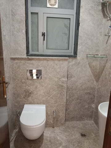 Bathroom in 3 BHK Builder Floor at Unitech South City 1, South City 1 – for Rent