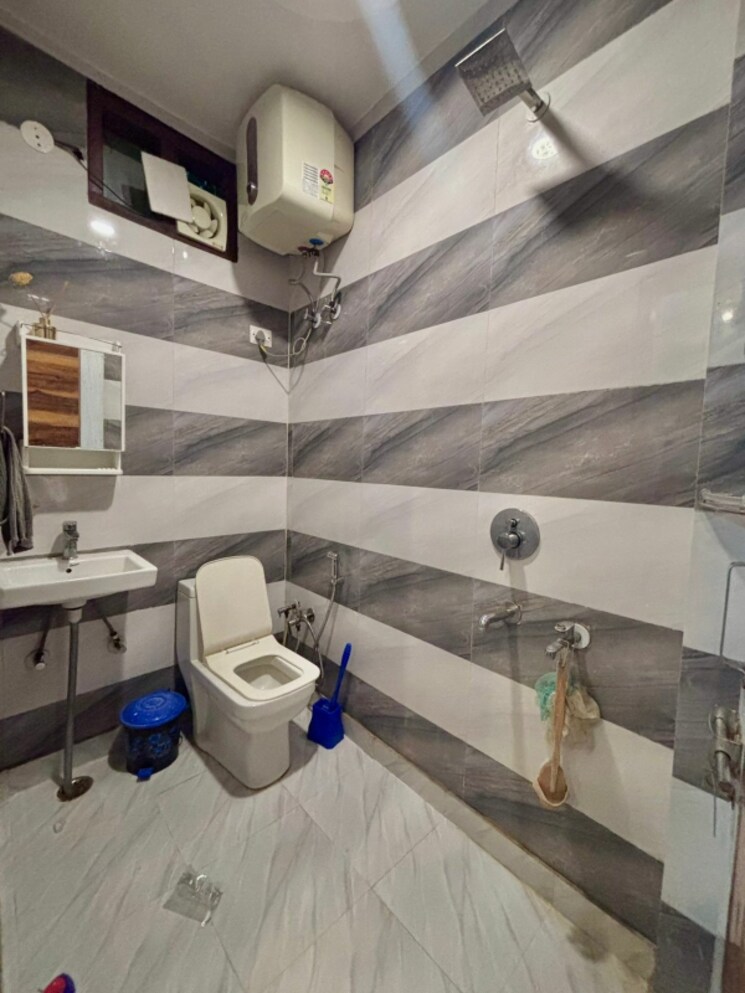 Team Area, mansa ram park 2.5 Bedroom 70 Sq.Yd. Builder Floor In Mansa Ram Park Delhi 9039256