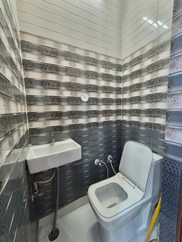 Bathroom, mansa ram park 2.5 Bedroom 70 Sq.Yd. Builder Floor In Mansa Ram Park Delhi 9039256