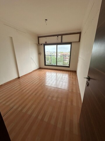 Room in 3 BHK Apartment at Vile Parle East – for Sale