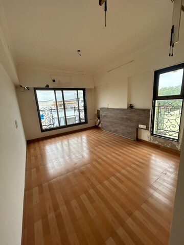 Room in 3 BHK Apartment at Vile Parle East – for Sale