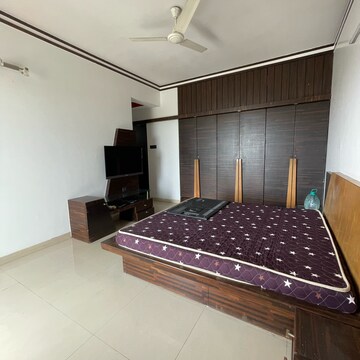 Bedroom in 2 BHK Apartment at Goregaon East – for Rent