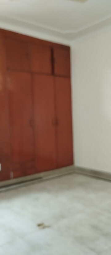 Room in 3 BHK Builder Floor at Sector 39 – for Rent