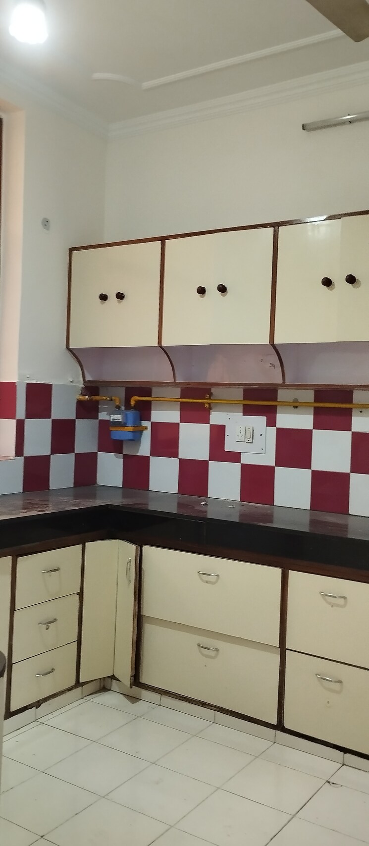 Kitchen, sector 39 3 Bedroom 3000 Sq.Ft. Builder Floor In Sector 39 Noida 9039371