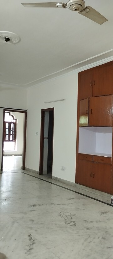 Room in 3 BHK Builder Floor at Sector 39 – for Rent
