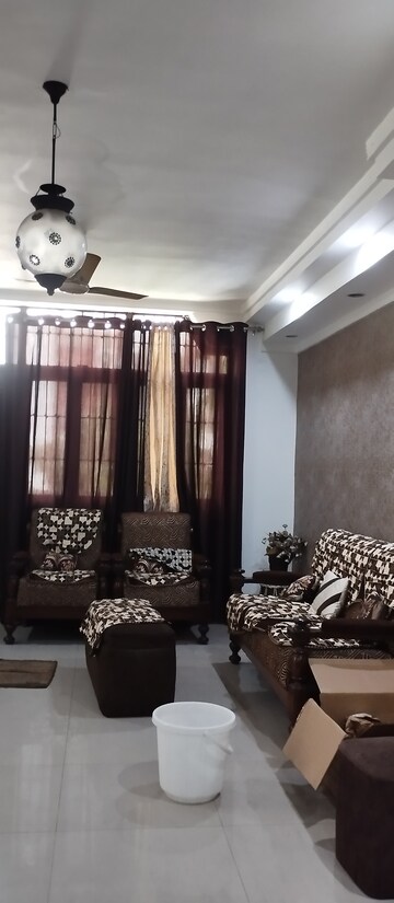 Living Room in 2.5 BHK Builder Floor at Sector 41 – for Rent