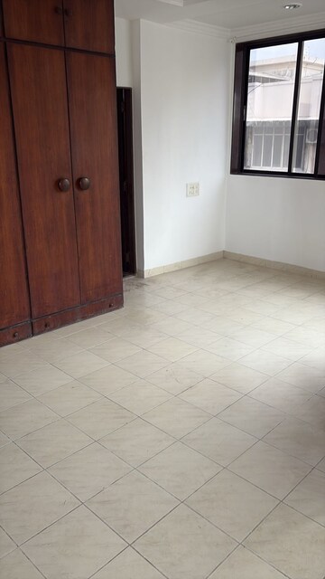 Room in 3 BHK Apartment at Breach Candy – for Sale
