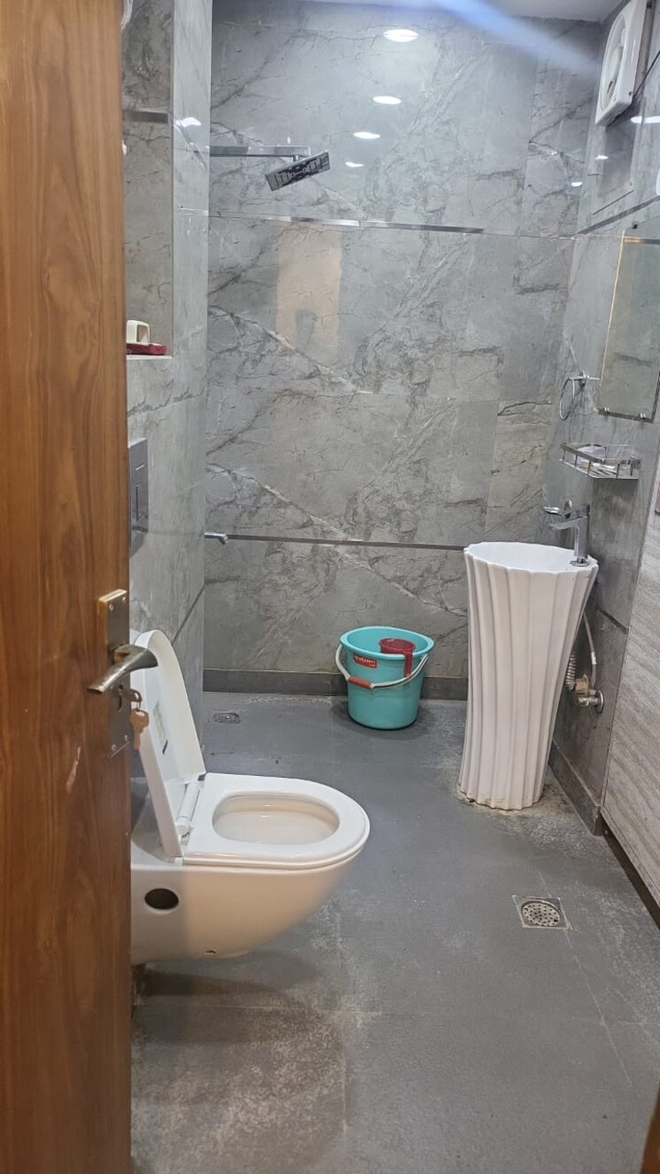 Bathroom, old rajinder nagar 3 Bedroom 900 Sq.Ft. Builder Floor In Old Rajinder Nagar Delhi 9039915
