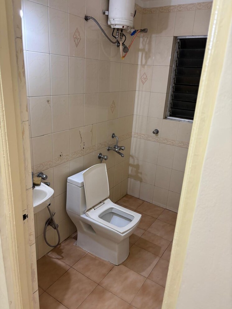 Bathroom, gulmohar-elegance 2 Bedroom 1000 Sq.Ft. Apartment In Viman Nagar Pune 9039927