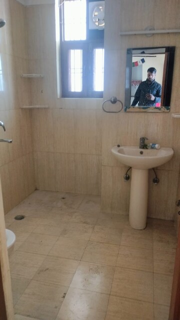 Bathroom in 3.5 BHK Apartment at Ardee City Palm Grove Heights, Sector 52 – for Rent