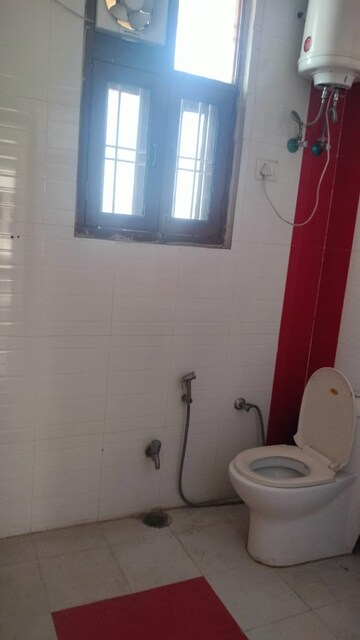 Bathroom in 3.5 BHK Apartment at Ardee City Palm Grove Heights, Sector 52 – for Rent