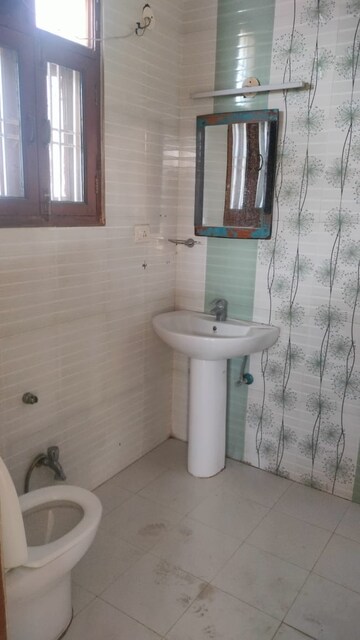 Bathroom in 3.5 BHK Apartment at Ardee City Palm Grove Heights, Sector 52 – for Rent