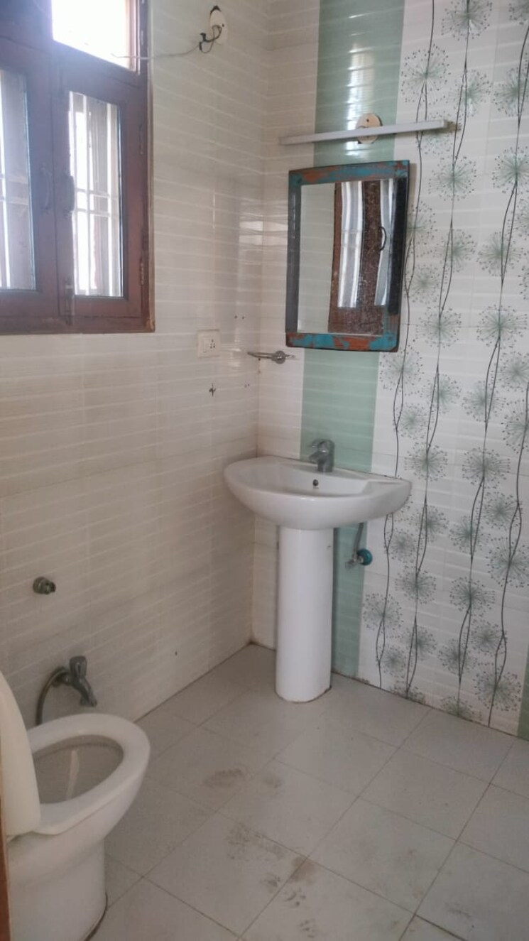 Bathroom, ardee-city-palm-grove-heights 3.5 Bedroom 2035 Sq.Ft. Apartment In Sector 52 Gurgaon 9039989