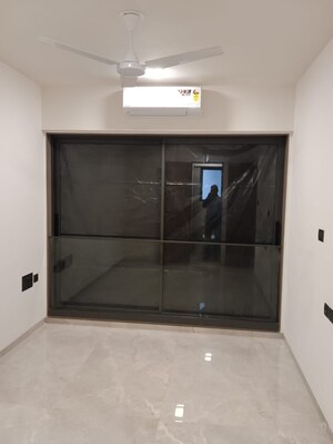 Room in 1 BHK Apartment at Goregaon Vivan, Goregaon West – for Sale