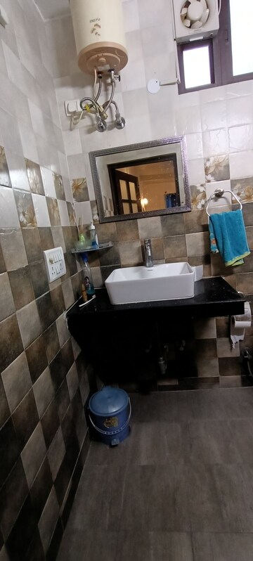 Team Area in 1 BHK Builder Floor at Kailash Colony – for Rent
