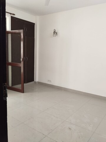 Room in 3 BHK Apartment at Karanvir Towers, Sector 52 – for Rent