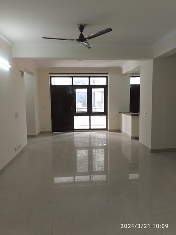 Room in 3 BHK Apartment at Karanvir Towers, Sector 52 – for Rent