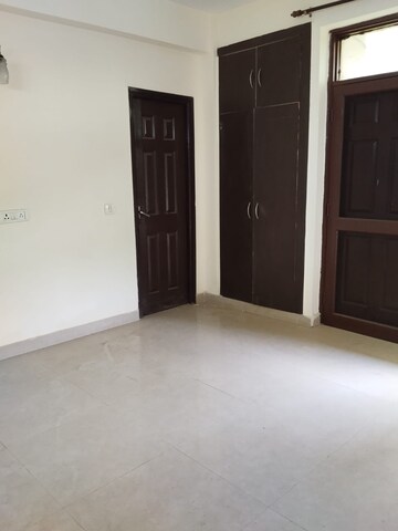 Room in 3 BHK Apartment at Karanvir Towers, Sector 52 – for Rent
