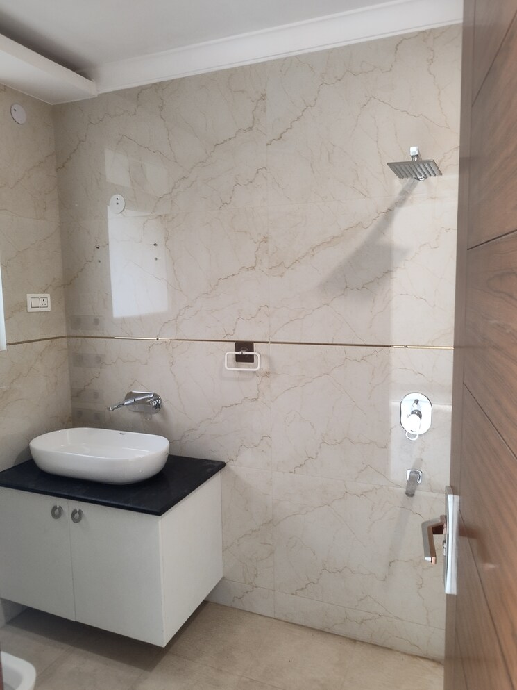 Bathroom, freedom fighters enclave 4 Bedroom 1800 Sq.Ft. Builder Floor In Freedom Fighters Enclave Delhi 9040091
