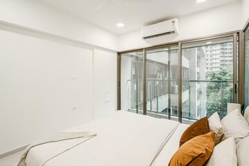 Room in 3 BHK Apartment at K Raheja Vistas, Powai – for Rent