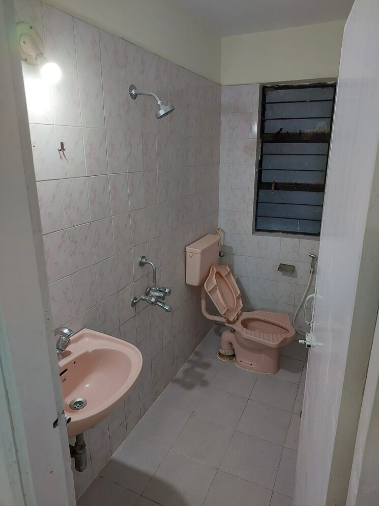 Bathroom, shivanand-garden 2 Bedroom 1000 Sq.Ft. Apartment In Wanwadi Pune 9040237