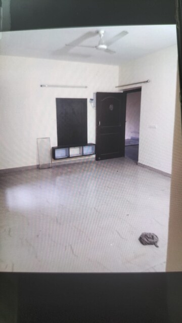 Room in 2.5 BHK Apartment at SRS Royal Hills, Sector 87 – for Rent