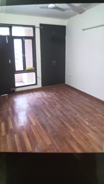 Room in 2.5 BHK Apartment at SRS Royal Hills, Sector 87 – for Rent