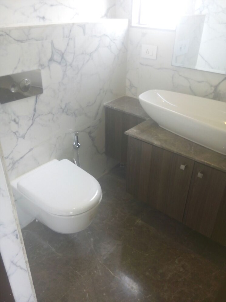 Bathroom, man-shanti-sadan 3 Bedroom 1100 Sq.Ft. Apartment In Bandra West Mumbai 9040484