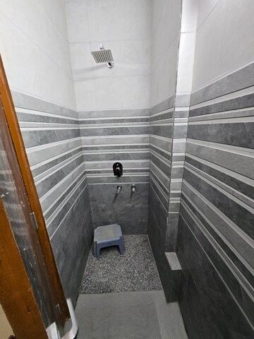 Attached Bathroom in 2 BHK Apartment at Dayanand Colony – for Rent