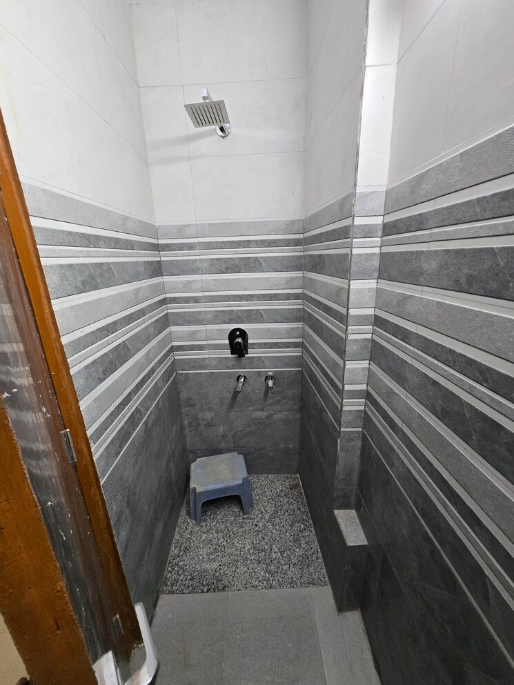 Attached Bathroom, dayanand colony 2 Bedroom 900 Sq.Ft. Apartment In Dayanand Colony Delhi 9040614