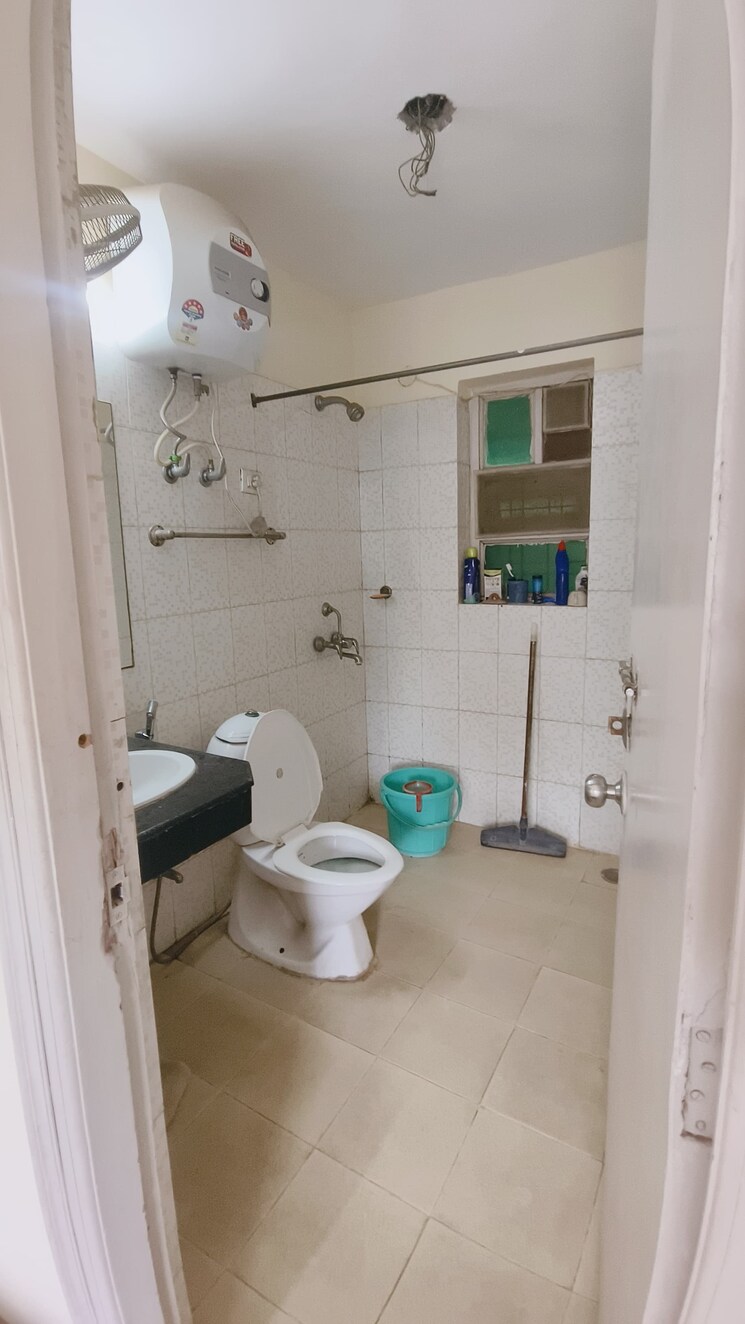Bathroom, jmd-gardens 3 Bedroom 2020 Sq.Ft. Apartment In Sector 33 Gurgaon 9040662