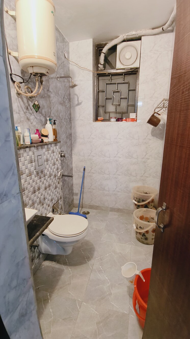 Bathroom, jmd-gardens 3 Bedroom 2020 Sq.Ft. Apartment In Sector 33 Gurgaon 9040662