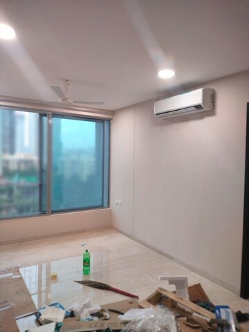 Room in 3 BHK Apartment at Oberoi Eternia, Mulund West – for Rent