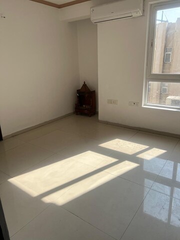 Room in 4 BHK Apartment at Tulip Violet, Sector 69 – for Rent