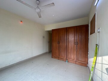 Room in 3 BHK Apartment at Renaissance Tower, Andheri West – for Rent