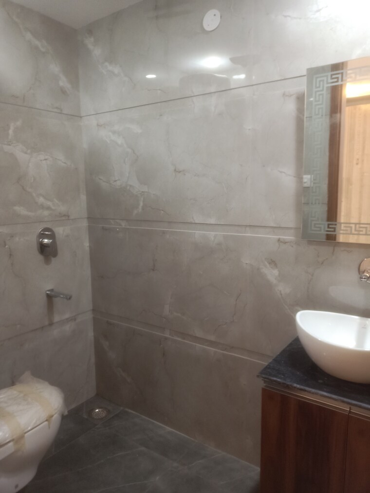Bathroom, vasant kunj enclave 4 Bedroom 1600 Sq.Ft. Builder Floor In Vasant Kunj Enclave Delhi 9041063