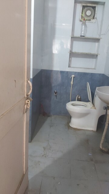 Attached Bathroom in 3.5 BHK Apartment at Mayur Vihar – for Rent