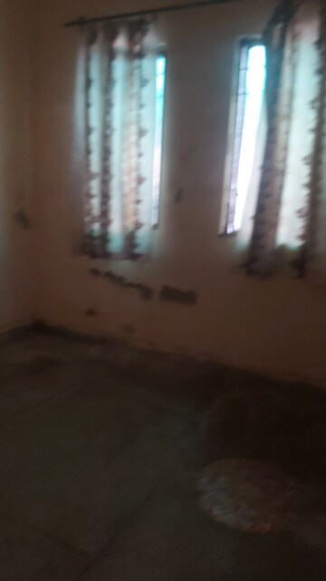 Furnished Amenities in 3.5 BHK Apartment at Mayur Vihar – for Rent