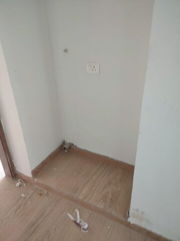 Room in 1.5 BHK Apartment at Parel – for Sale
