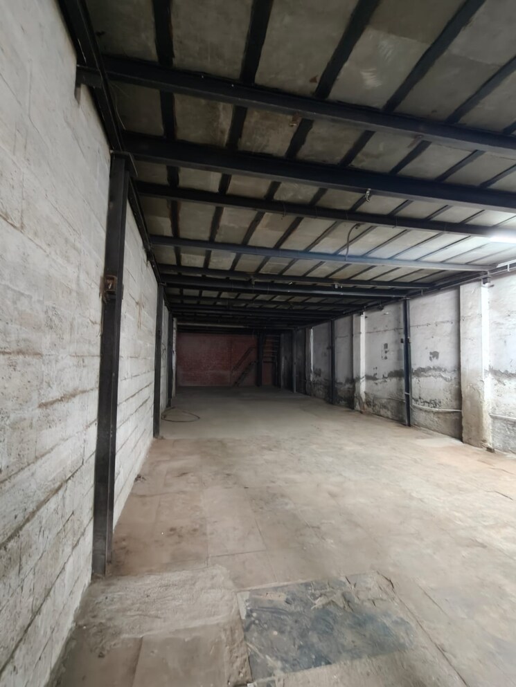  Parking, kothari-compound Commercial Warehouse 2750 Sq.Yd. In Kokanipada Thane 9041328